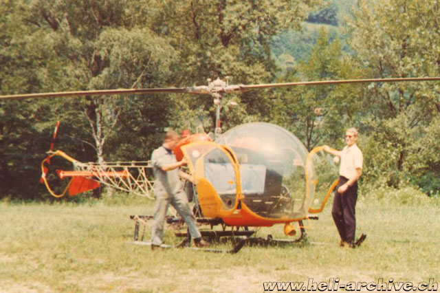 Aeroporto di Ascona 1964 - Giorgio Wedtrgrube in camicia bianca insieme ad un meccanico della Heliswiss. L'elicottero è il Bell 47G2 HB-XAX (HAB)
